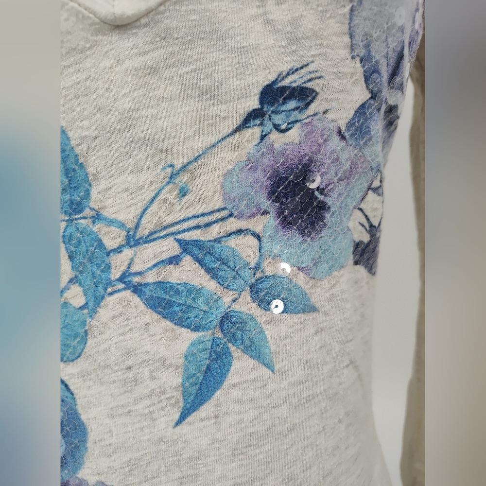American Eagle Outfitters Light Gray V-Neck Floral T Shirt Women's Small - Picture 2 of 5